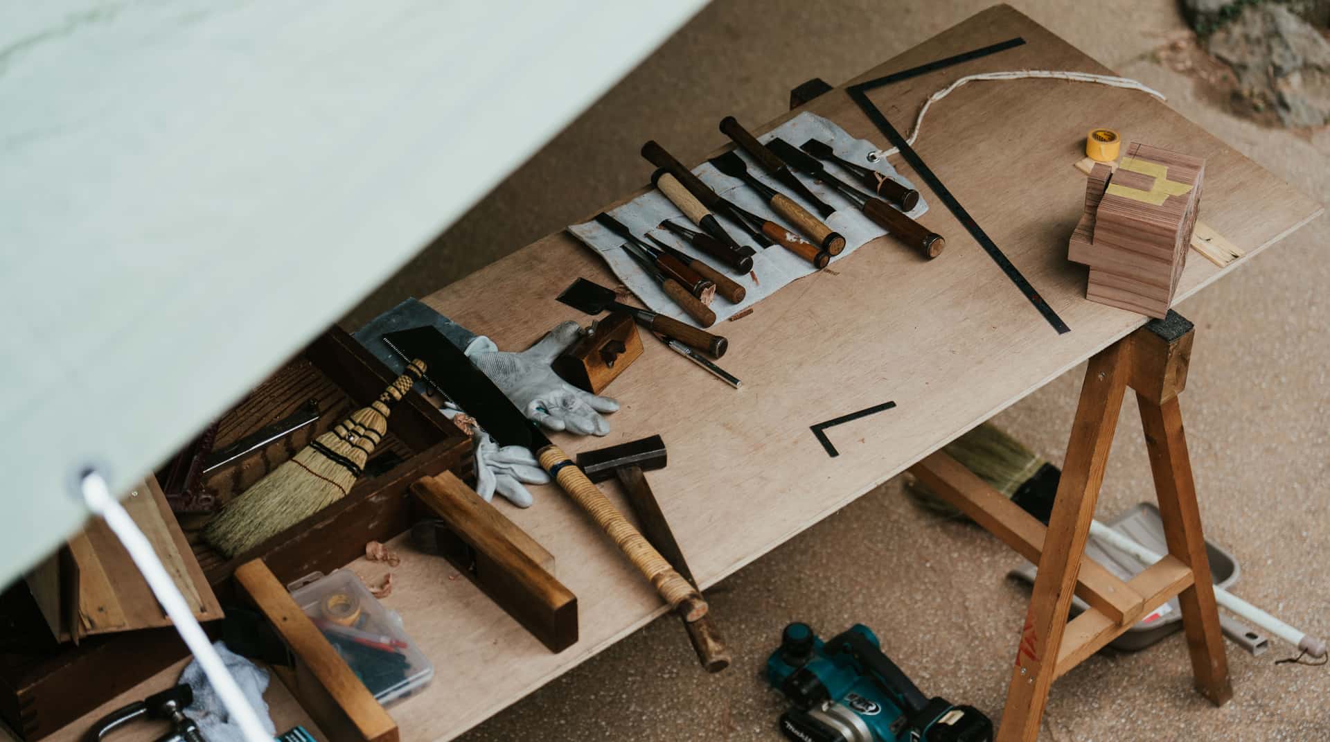 A single-edged Japanese kataba pull saw laid across a workbench
